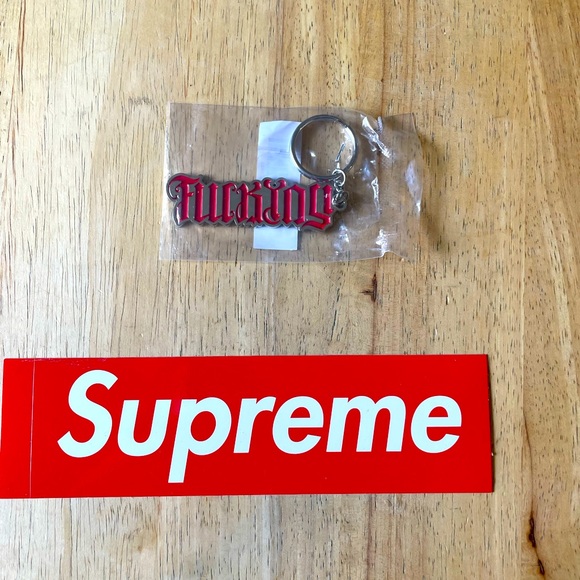 Supreme ambigram keychain - Picture 1 of 3